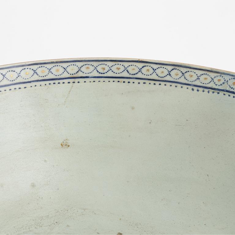 A pair of porcelain punsch bowls, China, Jiaqing (1796-1820).