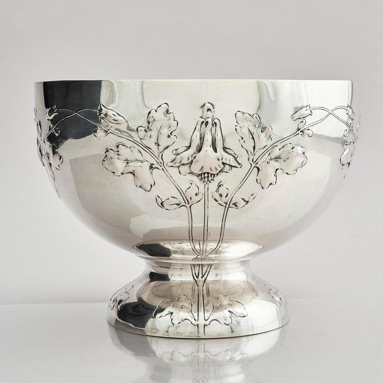 Sven Carlman, a large bowl on foot/wine cooler, silver, company CF Carlman, Stockholm 1904.