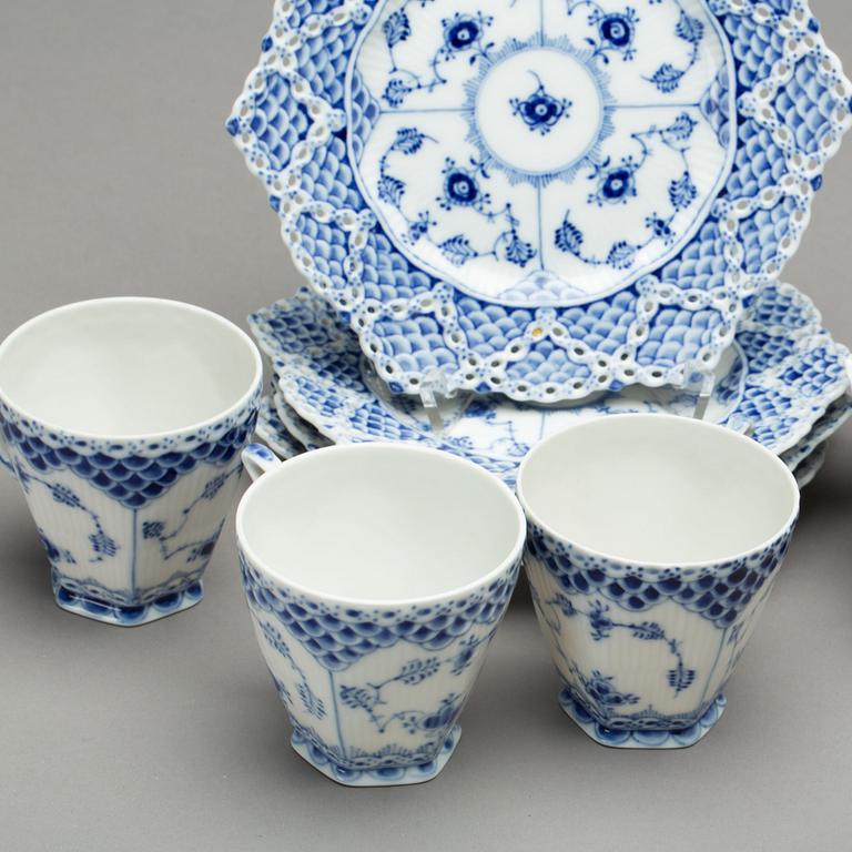 SERVISDELAR, 17 delar, porslin, "Musselmalet"(delvis helblond) Royal Copenhagen.