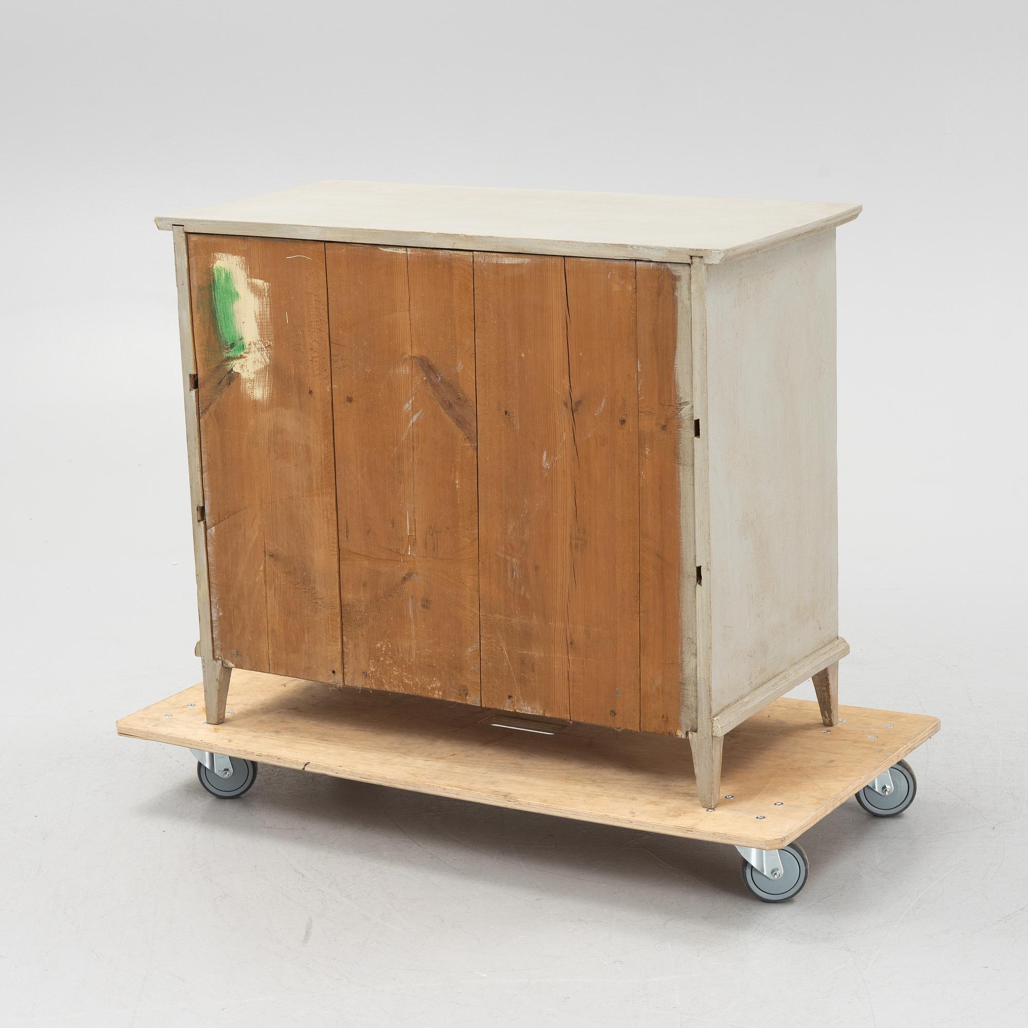 Chest of drawers, early 19th century.