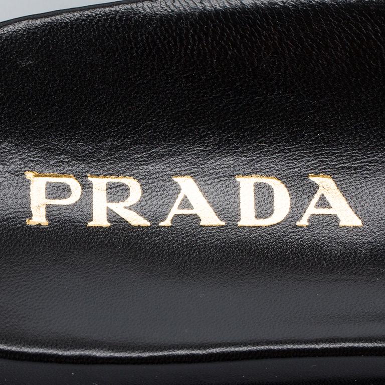 SKOR, Prada.