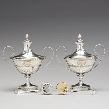 Hans Lyberg, sockerskålar med lock, ett par, silver, Borås 1805. Sengustavianska.