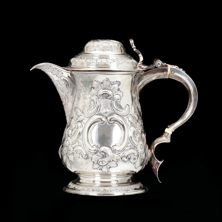 DRYCKESKANNA, silver, London, 1765-66. 848 g.