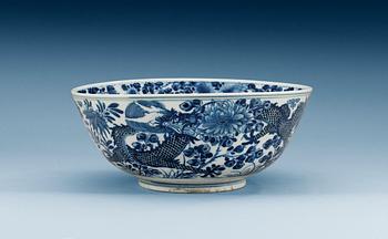 1766. A blue and white bowl, late Qing dynasty (1644-1912). With Kangxi´s four character mark.