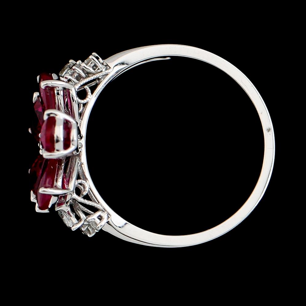 RING, 18K vitguld, rubiner tot ca 2.90 ct, diamanter tot ca 0.20 ct.