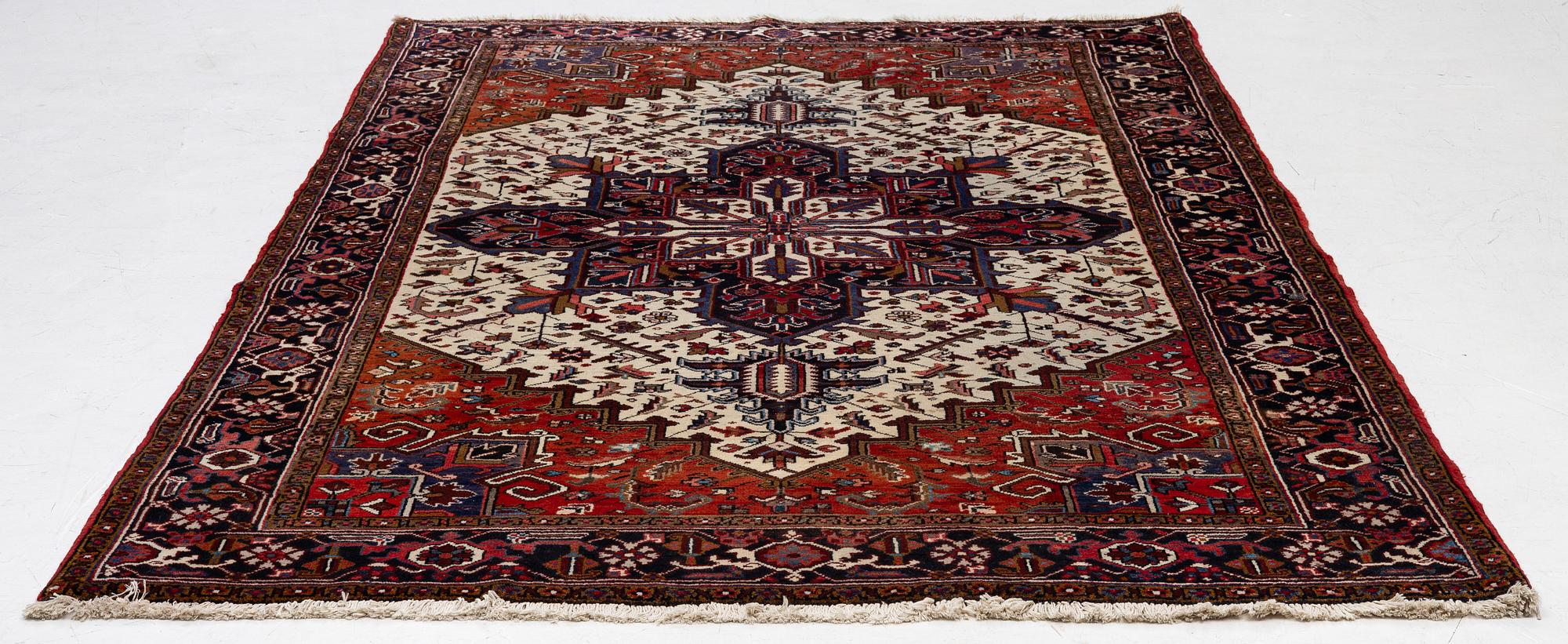 Rug, Heris/Gorovan, approx. 300 x 195 cm.