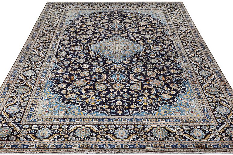 A Kashan carpet, c. 393 x 271 cm.