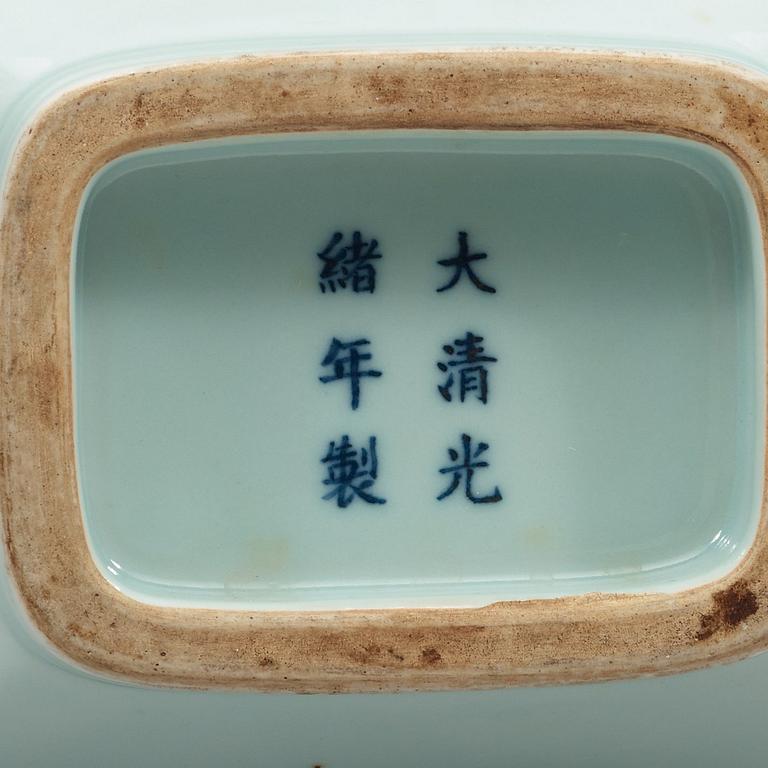 VAS, porslin. Qingdynastin med Guangxus sex karaktärers märke och period, (1874-1908).