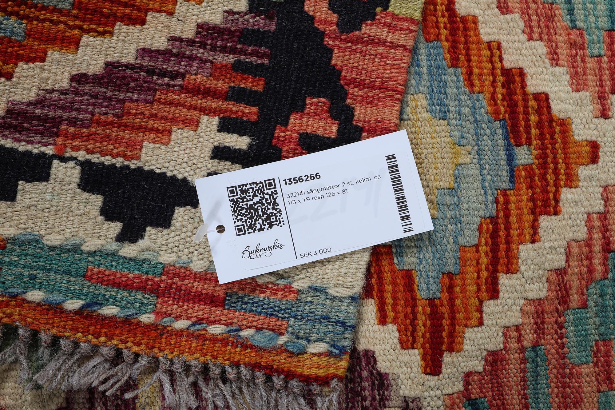 A pair of kilim rugs, ca 113 x 79 cm & ca 126 x 81 cm.