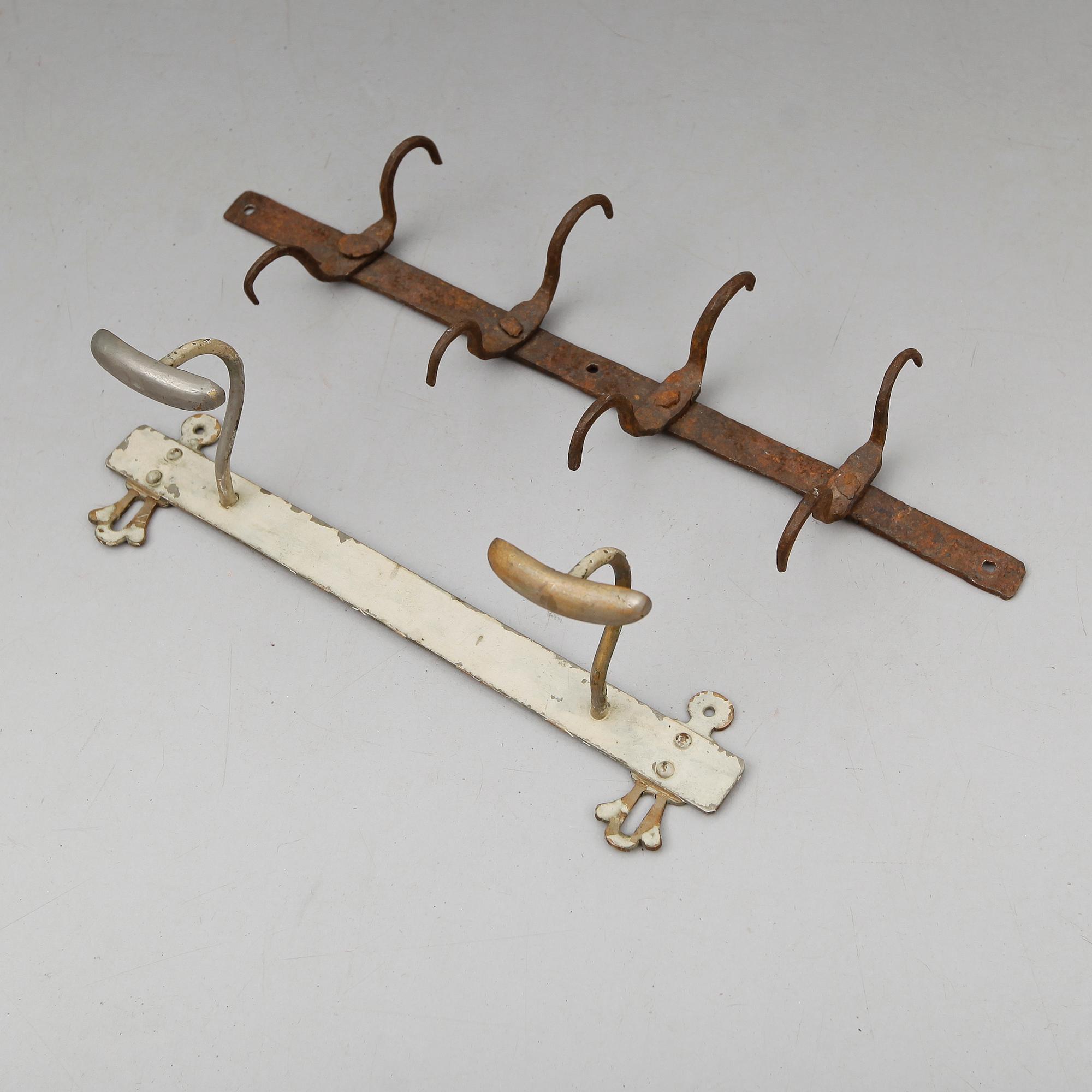 KLÄDHÄNGARE, 2 st, smide, 1700-/1800-tal.