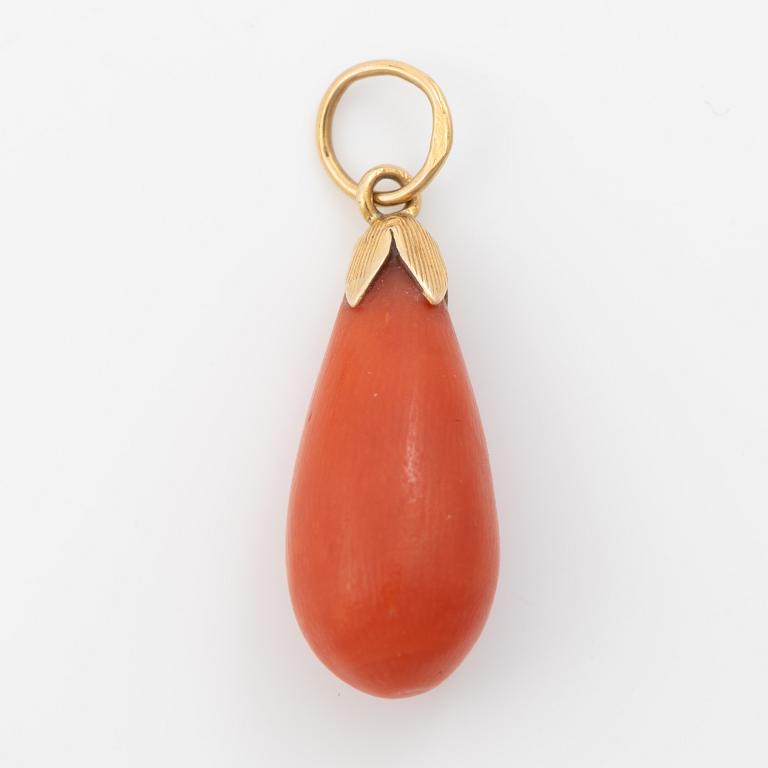 Pendant in 18K gold with drop-shaped coral.