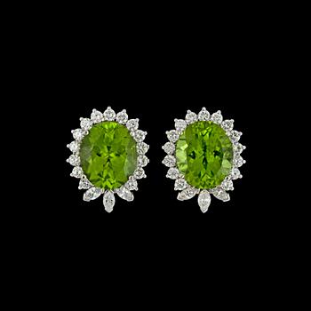 1010. ÖRHÄNGEN, fasettslipade peridoter, 13.82 ct och briljantslipade diamaner, tot. 1.95 ct.