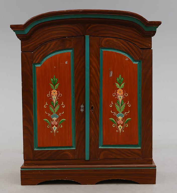 SKÅPSÖVERDEL, allmoge, 1800-talets första hälft.