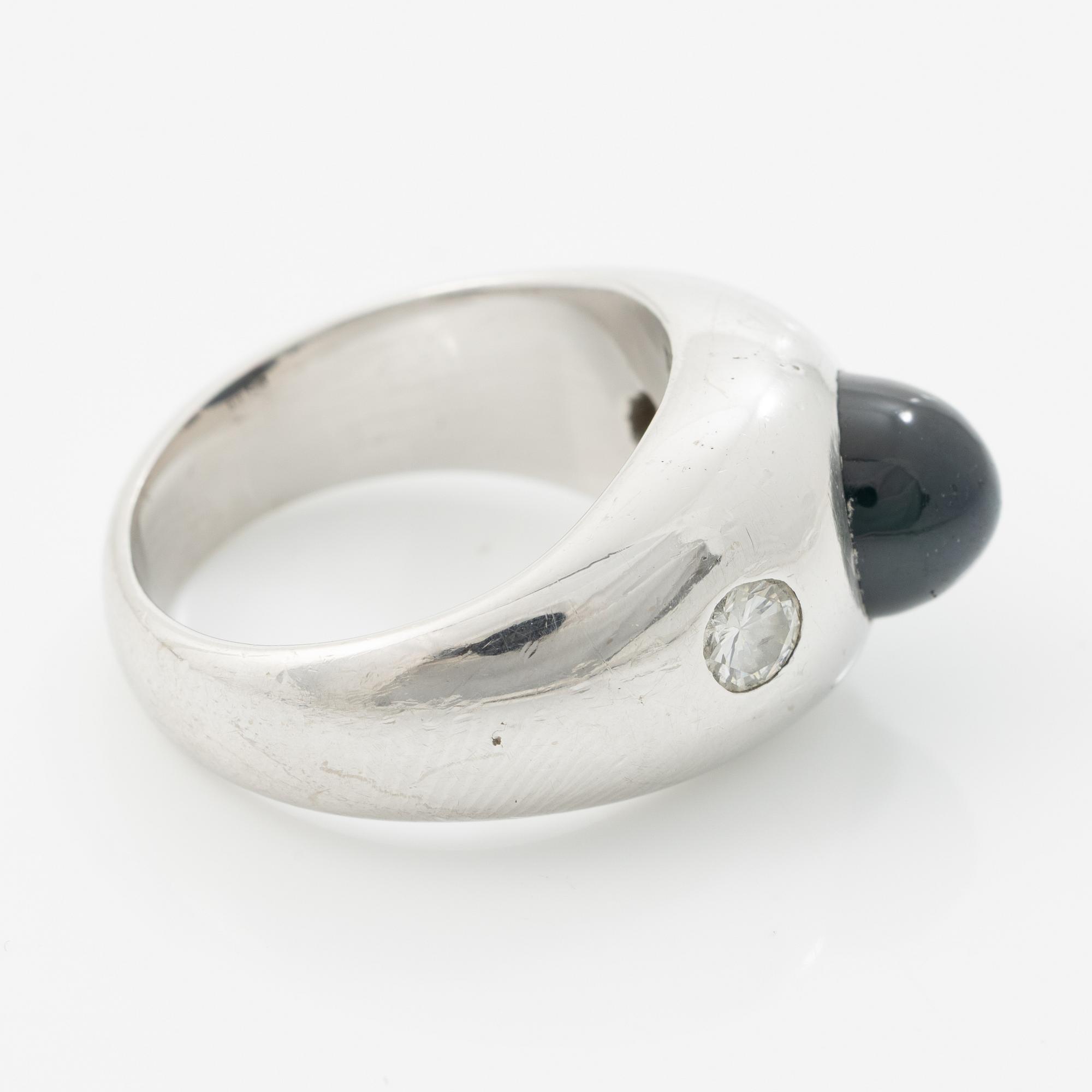 Ring, 18K white gold, set with brilliant-cut diamonds and a cabochon-cut sapphire.