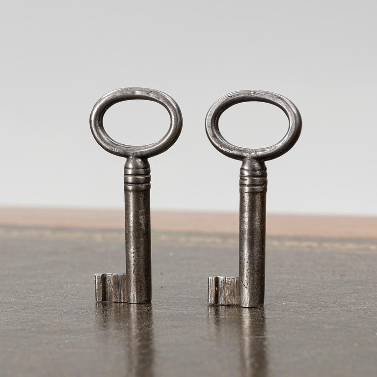 A Georgian style desk, early 20th century.