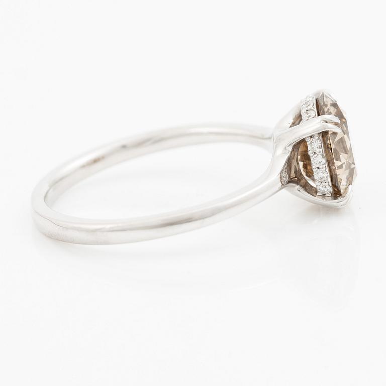 Ring in 18K white gold set with a round brilliant-cut diamond weighing 2.54 ct, accompanied by a GIA report.