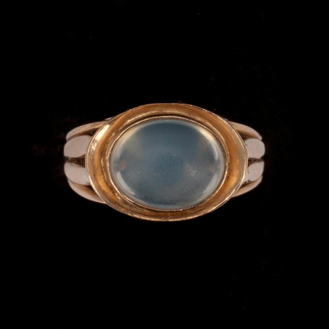 RING, 14K guld, månsten. Maija-Liisa Eskelinen, Helsingfors 1956. Vikt 2.8 g.