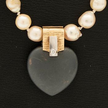 Ole Lynggaard, hänge, 14K guld med sten och diamant samt pärlcollier.