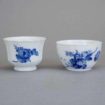 SERVISDELAR, porslin, 47 delar, "Blå blomst", Royal Copenhagen.
