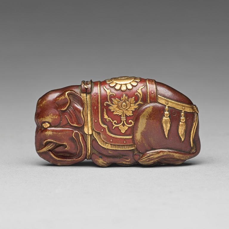 A bronze sculpture/snuffbox in the shape of an elephant, 19th century.