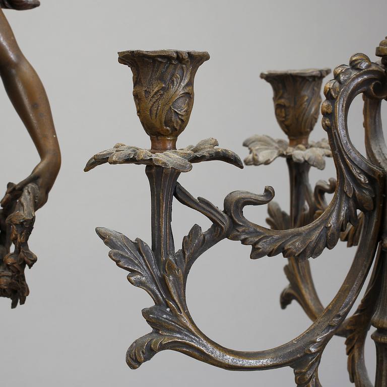 BORDSGARNITYR, 3 delar, nyrokoko, sannolikt Frankrike, 1800-talets slut/1900-talets början.