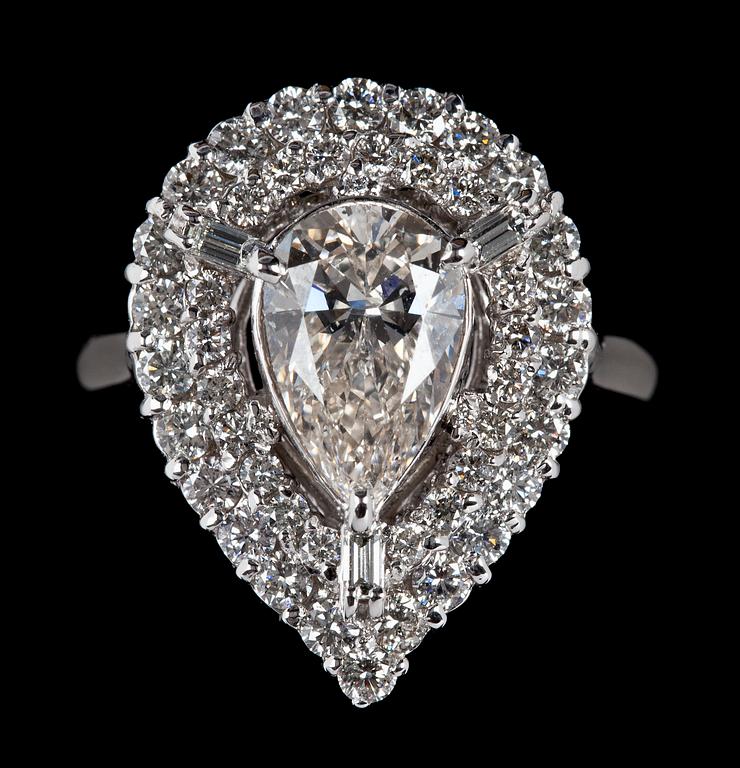 RING, droppslipad diamant, 1.58 ct samt mindre briljantslipade diamanter, tot. 1.20 ct.