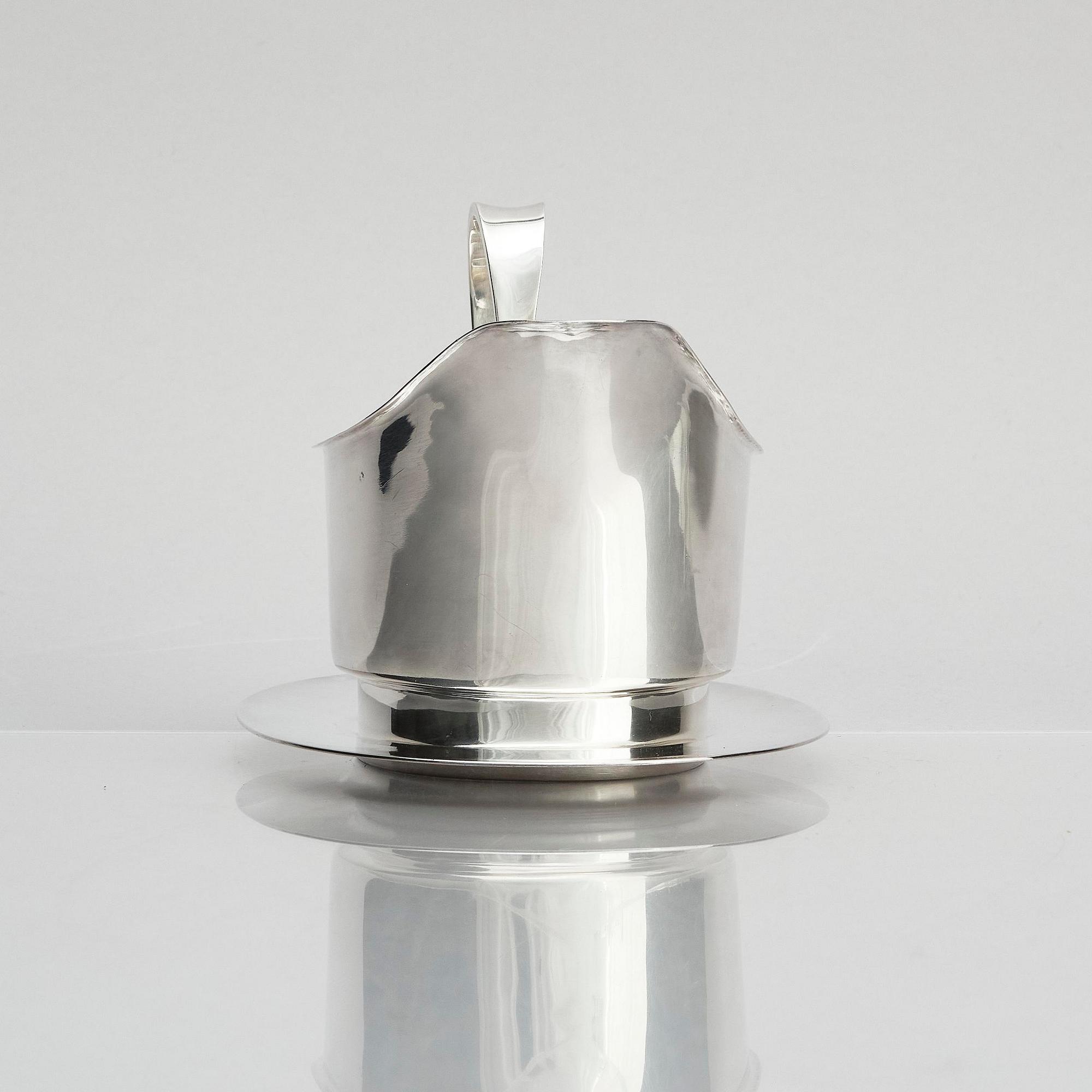 Claës E. Giertta, a silver sauce bowl with a dish, mark of Claës Giertta, Stockholm 1963.