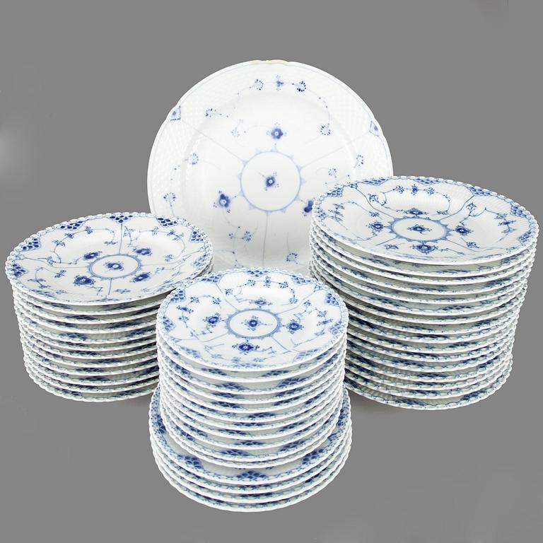 MAT- samt KAFFESERVIS, 69 delar, porslin, "Musselmalet", Royal Copenhagen, 1900-talets mitt.