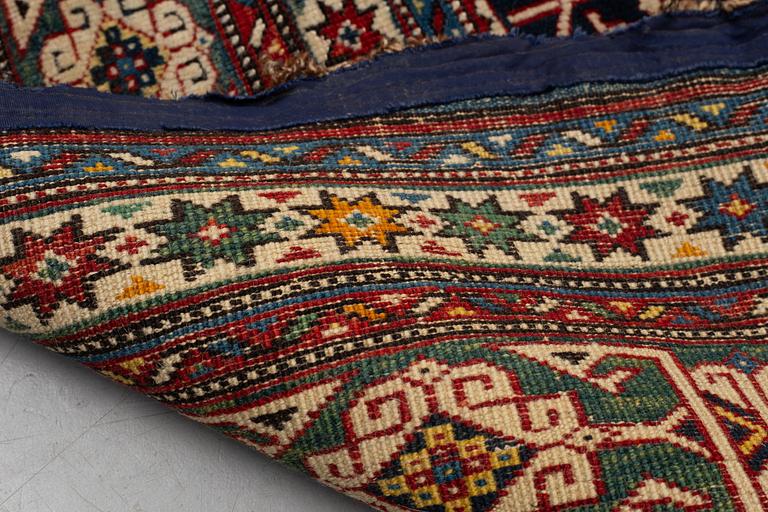 Matta, antik/semiantik Shirvan sannolikt, ca 178-180 x 125-129,5 cm (kortsidorna inklusive 2-2,5 cm "slätväv"),