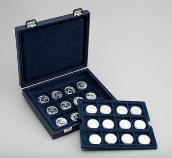 MINNESMYNT, 24 st, silver, "Kungariket Sverige". Tot vikt ca 624 g.