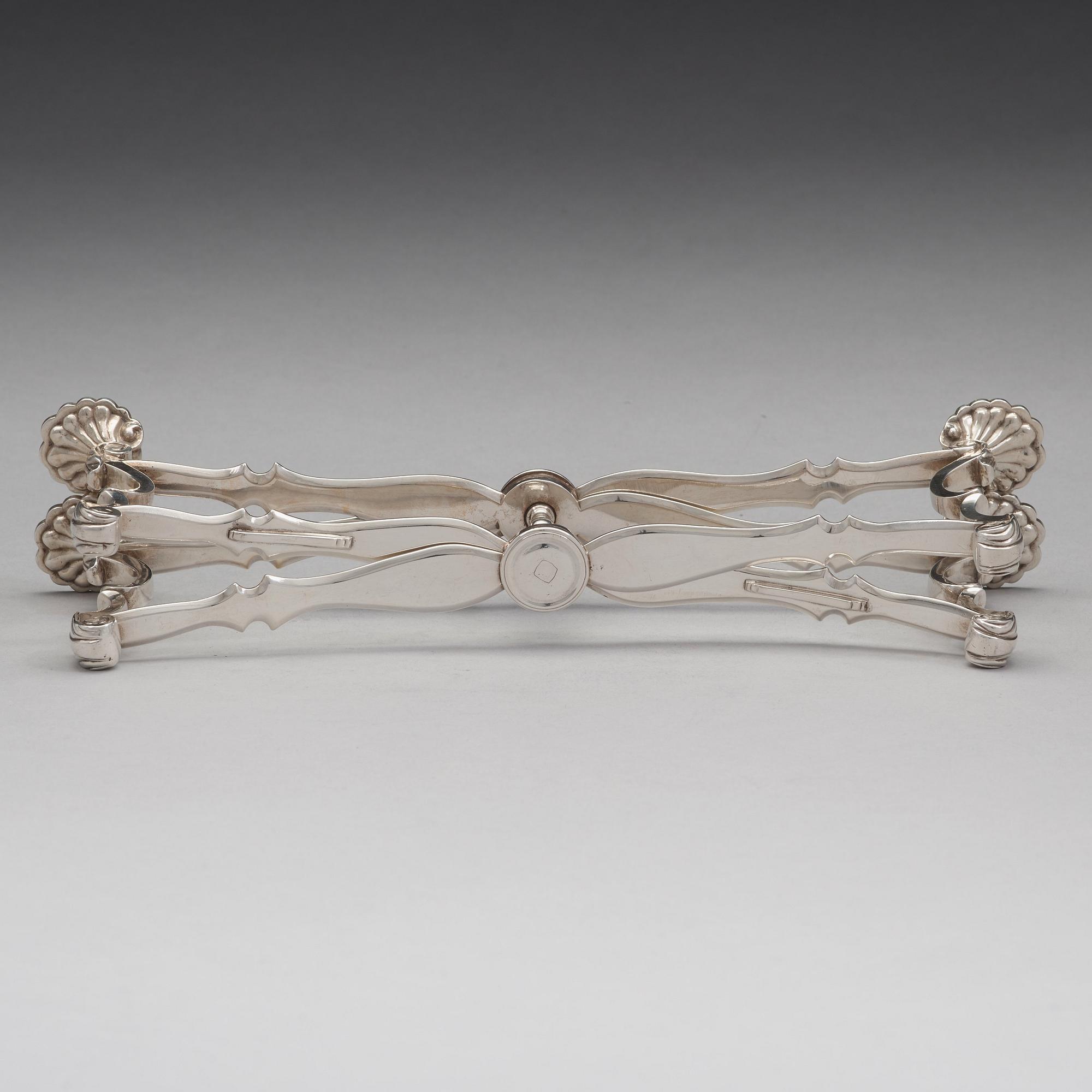 Robert Tyroll, dishcross, silver, London 1744.