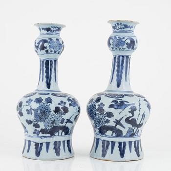 Vaser, 2 st, fajans, Delft, Holland, 1700-tal.