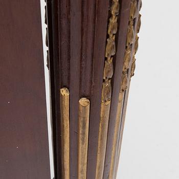 SÄNG, Louis XVI-stil, 1900-talets första hälft.
