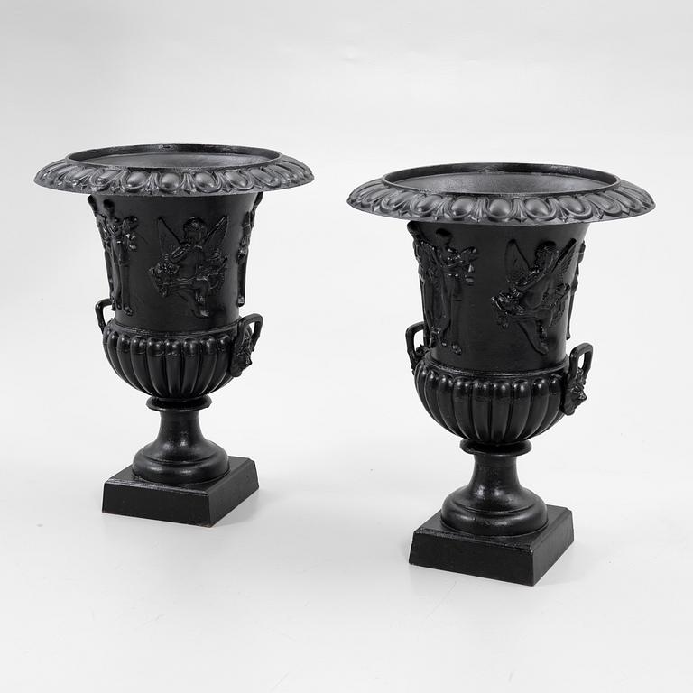 Garden urns, a pair, 20th century.
