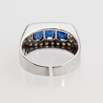 RING, 18 k vitguld med åttkantslipade diamanter ca 0.44 ct samt safirer. W A Bolin, Stockholm, 1938. Vikt ca 10 g.
