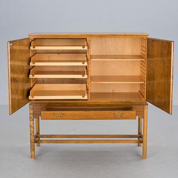 SKÅP, formgivet av C A Acking, brickmärkt Nordiska Kompaniet, Stockholm, 1900-talets mitt.