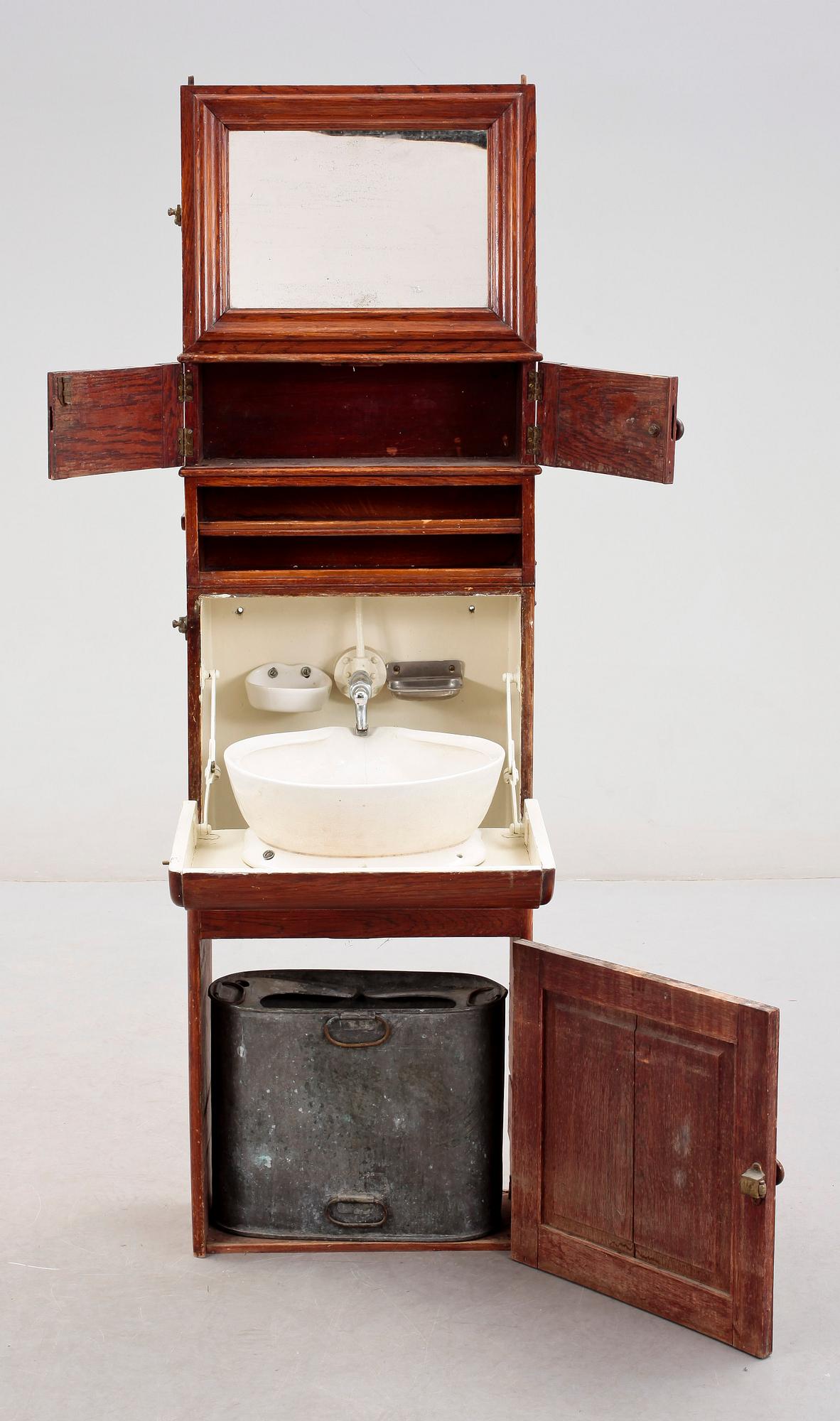 TOALETTSKÅP, för fartyg, 1900-talets början.