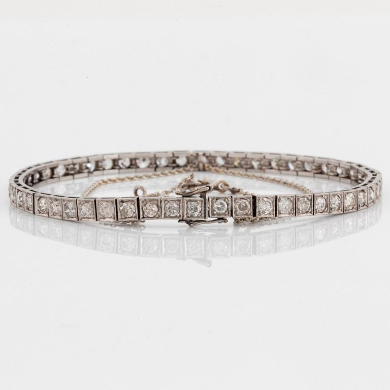 A platinum bracelet set with old-cut diamonds with a total weight of ca 2.50 cts.