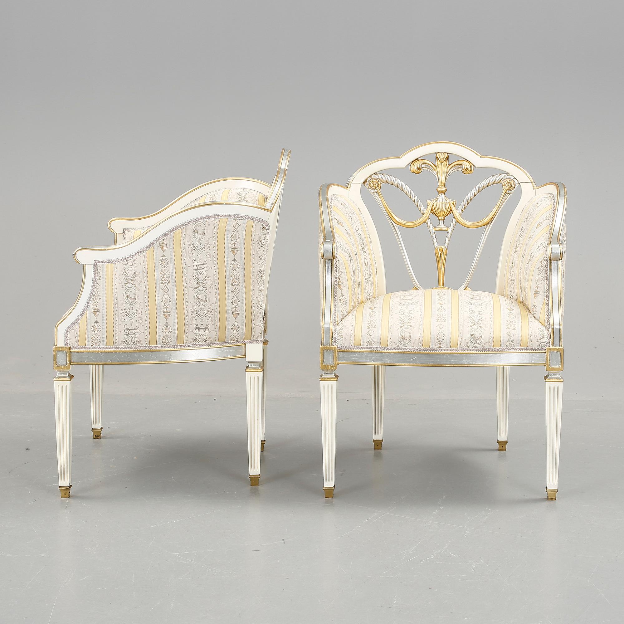 FÅTÖLJER, ett par, Louis XVI-stil, modern tillverkning.