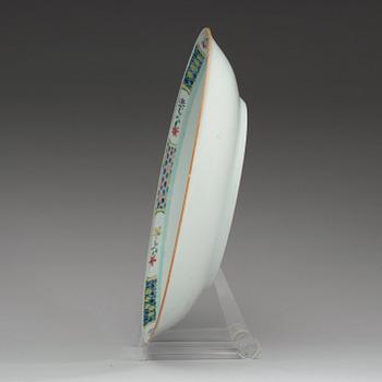A famille rose serving dish, Qing dynasty, 18th Century.