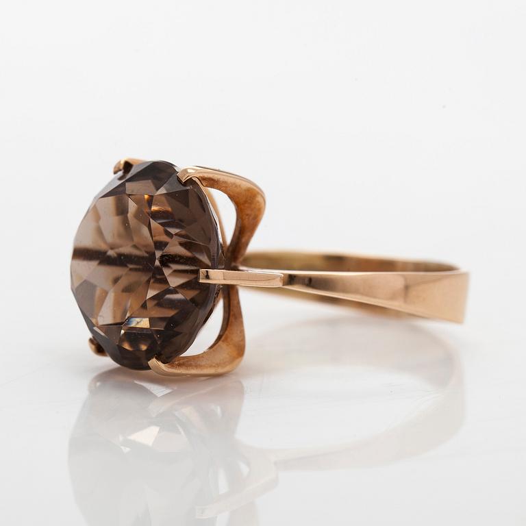 Ring, 14K guld, rökkvarts. Westerback, Helsingfors 1964.