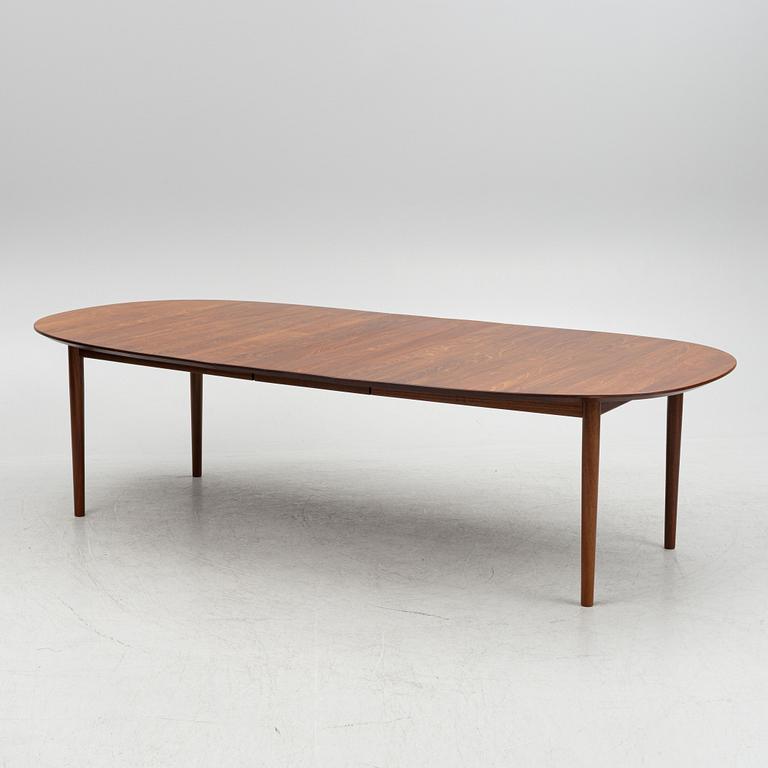 A contemporary 'Classic 255-265 Extension Table', Denmark.