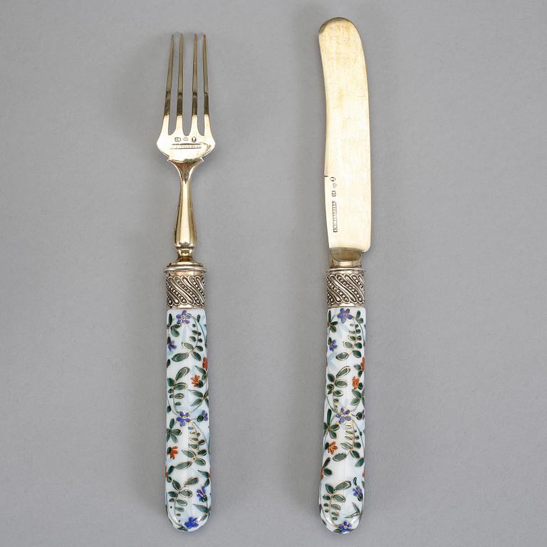BESTICKSERVIS, 24 delar, silver och porslin, C G Hallberg, Stockholm 1881, total vikt cirka 1140 gram.