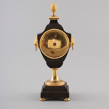 BORDSPENDYL, empire, förgylld och patinerad brons, Barbieri à Paris, 1800-talets första hälft.