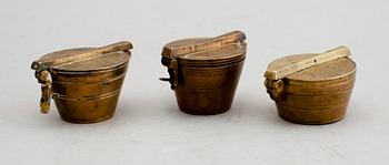 MÅTTSATSER, 2 st, mässing, 1826 och 1833.