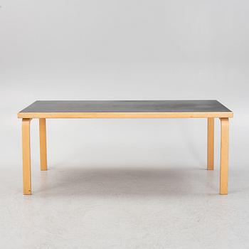 Alvar Aalto, a model '83' dining table, Artek, later part of the 20th Century.