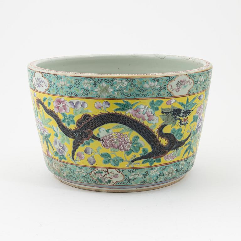 A large enamelled four clawed dragon flower pot, Qing dynasty, circa 1900.