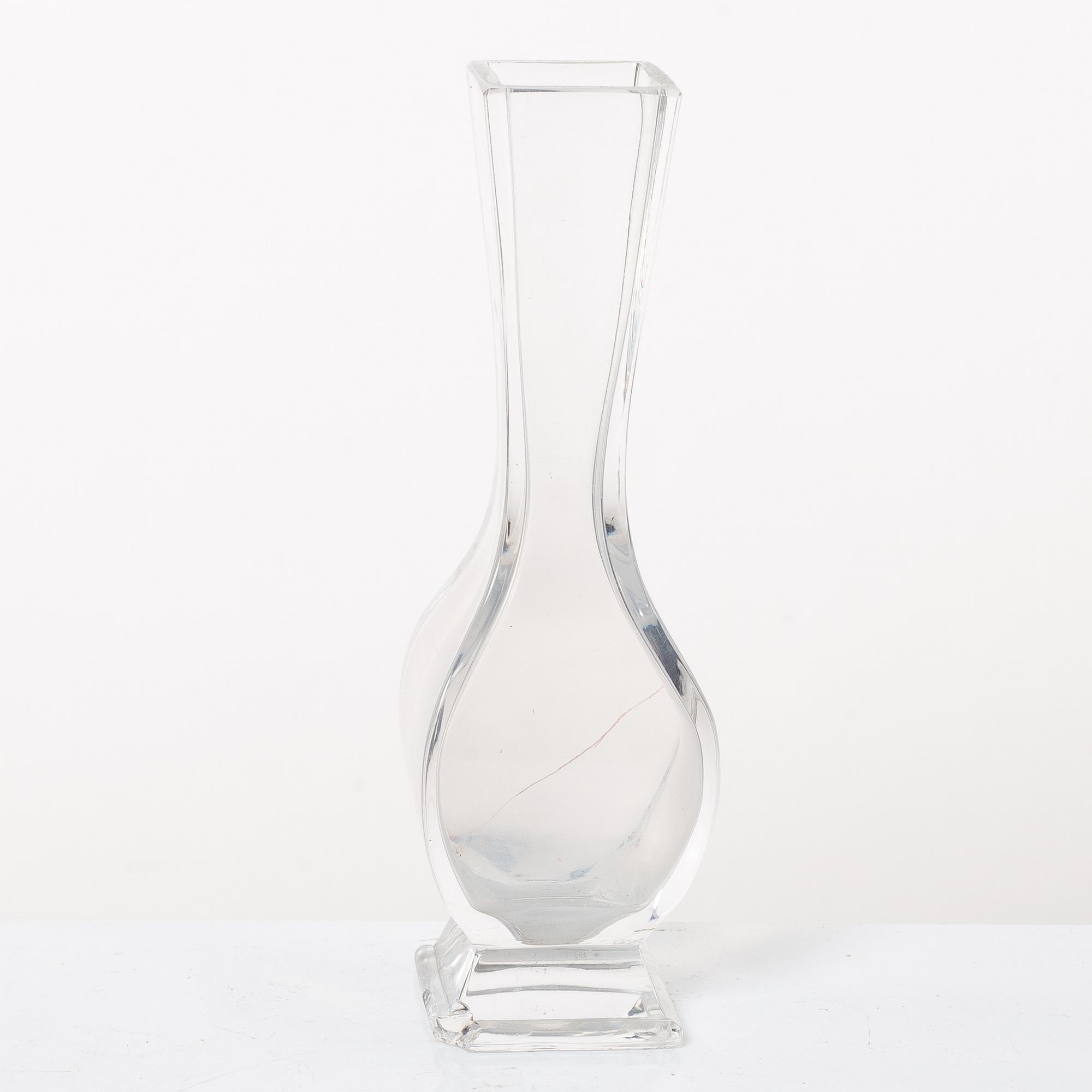 A cut glass vase, Qing dynasty, 19th century.