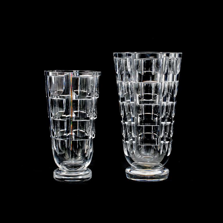 VASER, 2 st, glas, "Tusen Fönster", Simon Gate, Orrefors, modellen formgiven 1934.