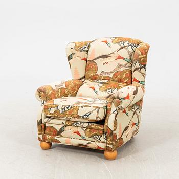 A 1940s armchair.